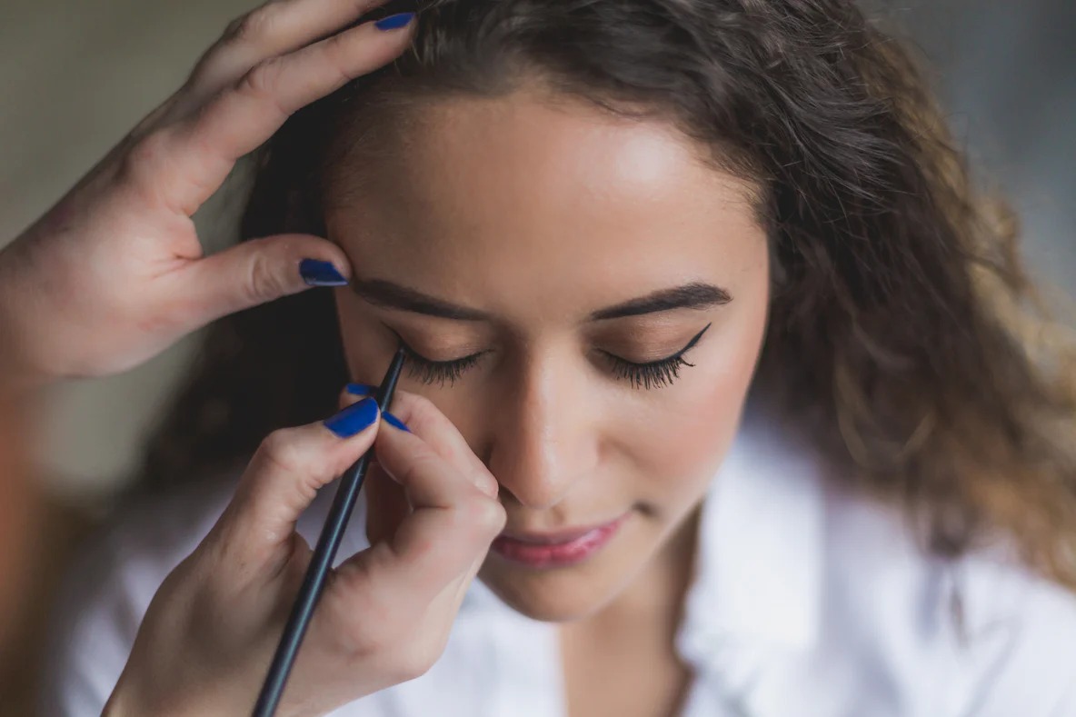 imgi_20_woman-gets-eyeliner-applied_1184x800